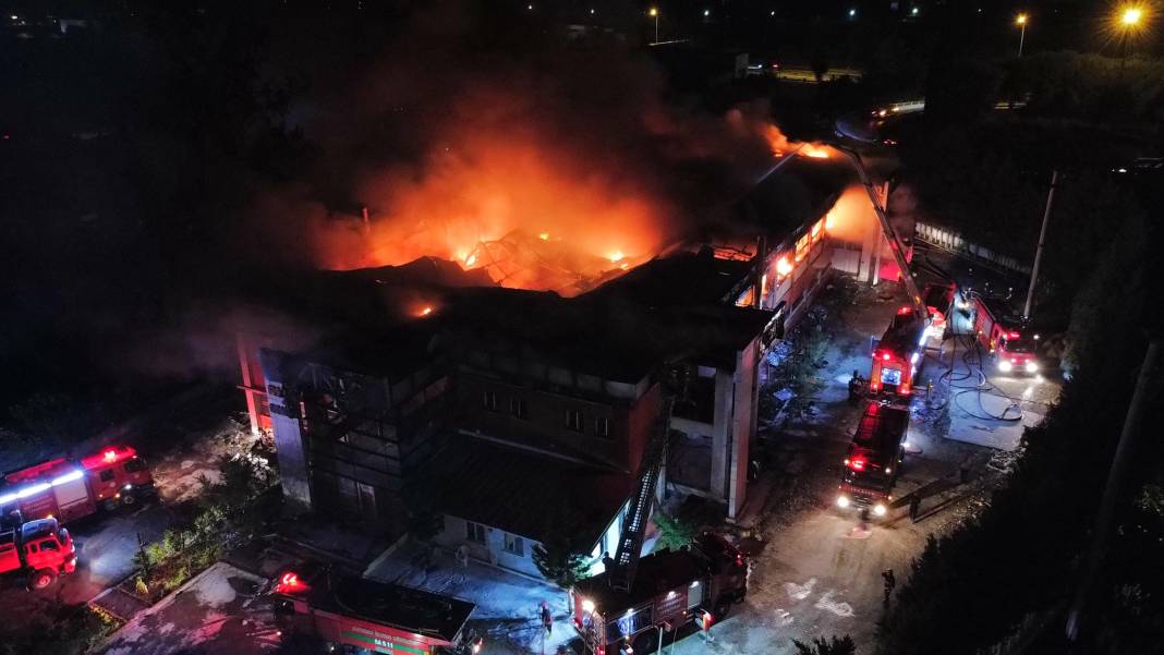 Sakarya’da kozmetik fabrikasında yangın 30